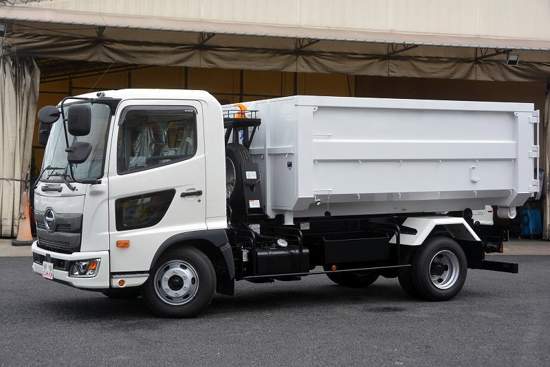 レンジャー 4トン 「ベッドレス」 アームロール 新明和製 積載3700kg ツインシリンダー キャブバックステップ 網工具入れ 舟底型コンテナ付き ETC 坂道発進補助 LEDヘッドライト&フォグランプ 衝突軽減ブレーキ 車線逸脱警報 6速MT!フロント画像