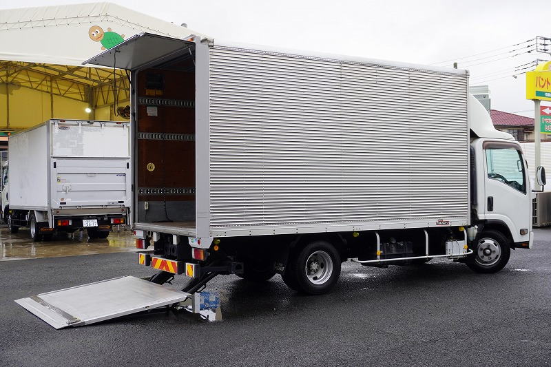エルフ 「ワイドロング」 アルミバン 積載2950kg 跳ね上げ式 パワーゲート サイドドア ラッシング3段 導風板 高箱 左電格ミラー バックカメラ ETC2.0 フォグランプ 日本フルハーフ製 AT車!フロント画像