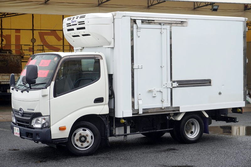 デュトロ　１０尺　冷蔵冷凍車　積載２０００ｋｇ　東プレ製　サイドドア　－３０度設定　スノコ付き　エアリブ　バックカメラ　ＥＴＣ　９０度ストッパー　電動パーキングブレーキ　５速ＭＴ！フロント画像