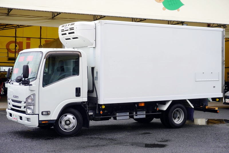 エルフ　「ワイドロング」　冷蔵冷凍車　積載２０００ｋｇ　リア三枚扉　－５度設定　荷台簡易式キーストン（お取り外しも可能です！）　箱内カーテン付き　エアリブ　バックカメラ　左電格ミラー　フォグランプ　東プレ製　衝突軽減ブレーキ　車線逸脱警報　ＡＴ車！フロント画像