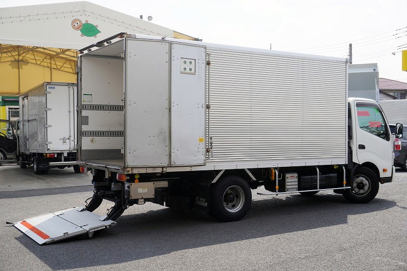 デュトロ　「ワイドロング」　アルミバン　積載３９５０ｋｇ　格納パワーゲート　サイドドア　リア三枚扉　ラッシング２段　箱内下部鉄板張り　左電格ミラー　スマートキー　クリアランスソナー　バックカメラ　ＥＴＣ２．０　ラジコン　ＬＥＤヘッドライト＆フォグランプ　電動パーキングブレーキ　日本フルハーフ製　ＡＴ車！　車検「Ｒ９年２月まで！」フロント画像