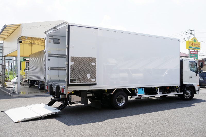 （未使用）　レンジャー　４トン　「ワイド　ベッド付き」　冷蔵冷凍車　積載２１００ｋｇ　リアエアサス　６．１ｍ長　格納パワーゲート　サイドドア　－３０度設定　キーストン　ジョルダー４列　ラッシング２段　バックカメラ　東プレ製　オートエアコン　衝突軽減ブレーキ　車線逸脱警報　６速ＭＴ！　車検「Ｒ８年１１月まで！」