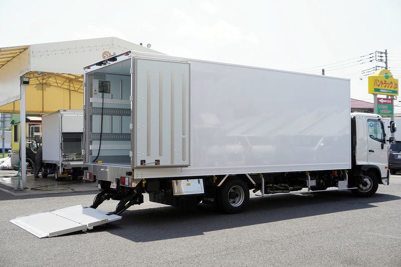 （未使用）　レンジャー　４トン　「ワイド　ベッド付き」　冷蔵冷凍車　積載２２００ｋｇ　リアエアサス　６．３ｍ長　格納パワーゲート　ラジコン　観音サイドドア　－３０度設定　キーストン　ラッシング２段　バックカメラ　菱重製　オートエアコン　メッキパーツ　衝突軽減ブレーキ　車線逸脱警報　６速ＭＴ！　車検「Ｒ９年６月まで！」