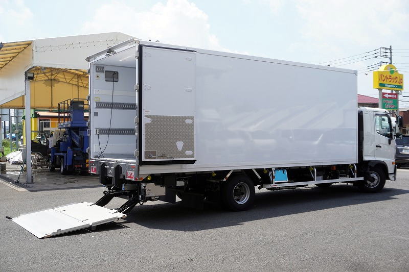 （未使用）　レンジャー　４トン　「ワイド　ベッド付き」　冷蔵冷凍車　積載２１００ｋｇ　リアエアサス　６．２ｍ長　格納パワーゲート　サイドドア　－３０度設定　キーストン　ジョルダー４列　ラッシング２段　バックカメラ　東プレ製　オートエアコン　メッキパーツ　衝突軽減ブレーキ　車線逸脱警報　６速ＭＴ！　車検「Ｒ９年６月まで！」