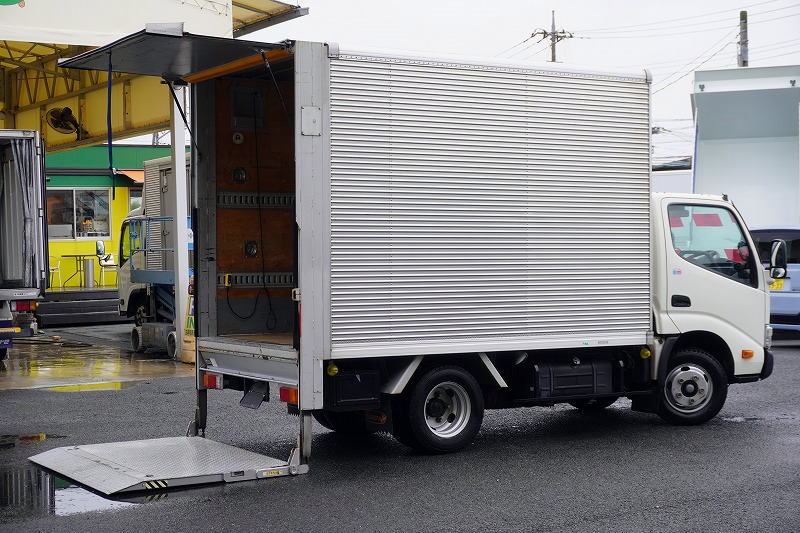 ダイナ　１０尺　アルミバン　積載２０００ｋｇ　跳ね上げ式　垂直パワーゲート　ラッシング２段　壁面フック１０対　全高約３ｍ　バックカメラ　ＥＴＣ　社外ナビ　左電格ミラー　車線逸脱警報　北村製　全低床　ワンオーナー！ＡＴ車！フロント画像