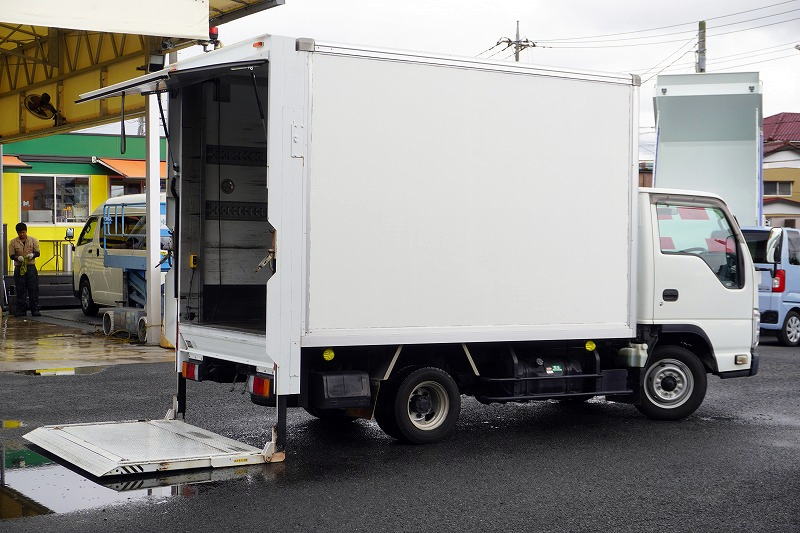 エルフ 10尺 パネルバン 積載1250kg 跳ね上げ式 垂直パワーゲート ラッシング2段 左電格ミラー 低床 須河車体製 AT車!準中型(5トン限定)免許対応!フロント画像