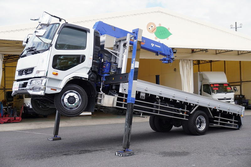 ファイター　増トン　「標準幅　ベッドレス」　５段セルフクレーン　積載６９００ｋｇ　タダノ製　ハイジャッキ　アユミ板掛け　６ｍ長　アルミブロック　フックイン　ラジコン　２．９３ｔ吊　床フック６対　アウトリガー左右油圧張り出し　バックカメラ　ＥＴＣ　衝突軽減ブレーキ　車線逸脱警報　メッキパーツ多数！回送仕様！６速ＭＴ！フロント画像