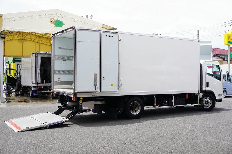 エルフ　「ワイド超ロング」　パネルバン　積載３７５０ｋｇ　格納パワーゲート　リア三枚扉　ラッシング２段　荷台シマ板張り　ラジコン　バックカメラ　ＥＴＣ２．０　左電格ミラー　フォグランプ　衝突軽減ブレーキ　車線逸脱警報　日本フルハーフ製　ＡＴ車！フロント画像