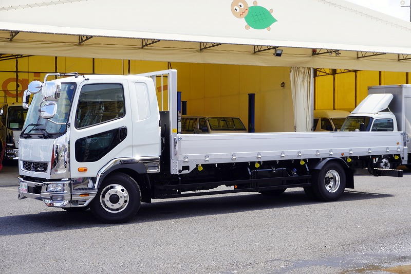 (未使用) ファイター 4トン 「標準幅 ベッド付き」 平ボディー アルミブロック リアエアサス 積載3500kg 6.2m長 三方開 落とし込みフック バックカメラ ETC2.0 坂道発進補助 メッキパーツ アルミホイール HIDヘッドライト フォグランプ オートエアコン 衝突軽減ブレーキ 車線逸脱警報 6速MT! 車検「R10年4月まで!」フロント画像
