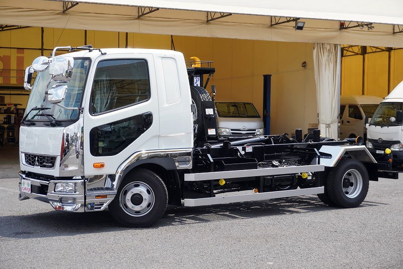 （未使用）　ファイター　４トン　「ベッド付き」　アームロール　新明和製　積載３５００ｋｇ　ツインシリンダー　キャブバックステップ　網工具入れ　坂道発進補助　バックカメラ　ＥＴＣ２．０　オートエアコン　衝突軽減ブレーキ　車線逸脱警報　メッキパーツ　６速ＭＴ！　車検「Ｒ１０年４月まで！」フロント画像
