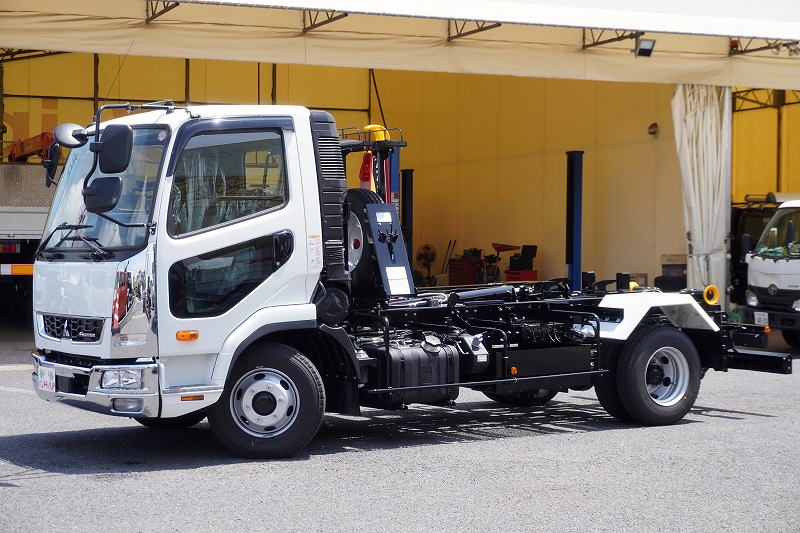 (未使用) ファイター 4トン 「ベッドレス」 フックロール 極東製 積載3400kg ツインシリンダー キャブバックステップ 網工具入れ ラジコン 坂道発進補助 バックカメラ メッキパーツ オートエアコン 衝突軽減ブレーキ 車線逸脱警報 6速MT! 車検「R9年12月まで!」フロント画像