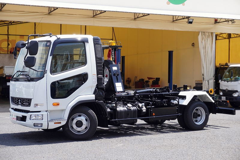 (未使用) ファイター 4トン 「ベッドレス」 フックロール 極東製 積載3450kg ツインシリンダー キャブバックステップ 網工具入れ ラジコン 坂道発進補助 バックカメラ オートエアコン 衝突軽減ブレーキ 車線逸脱警報 6速MT! 車検「R9年11月まで!」フロント画像