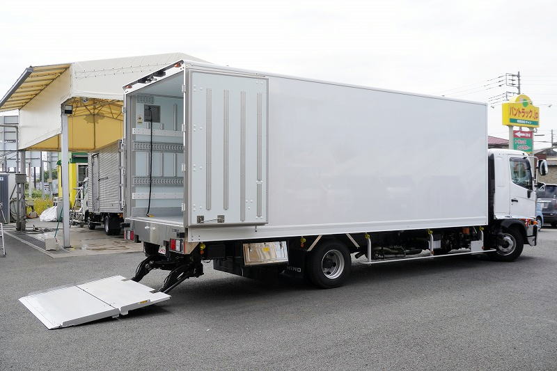 （未使用）　レンジャー　４トン　「ワイド　ベッド付き」　冷蔵冷凍車　積載２１５０ｋｇ　リアエアサス　６．２ｍ長　格納パワーゲート　観音サイドドア　－３０度設定　キーストン　ラッシング２段　ラジコン　バックカメラ　ＥＴＣ２．０　菱重製　オートエアコン　メッキパーツ　６速ＭＴ！　車検「Ｒ９年１月まで！」フロント画像
