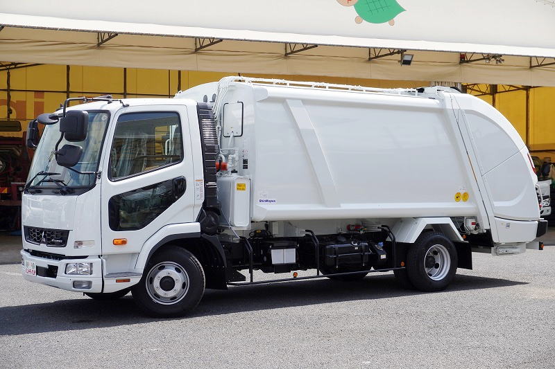 （未使用）　ファイター　４トン　「ベッドレス」　パッカー車　プレス式　積載１４５０ｋｇ　新明和製　連続動作　１０．２立米　汚水タンク　防臭扉　バックカメラ　ＥＴＣ２．０　坂道発進補助　衝突軽減ブレーキ　車線逸脱警報　紙、段ボール仕様！６速ＭＴ！　車検「Ｒ１０年２月まで！」フロント画像