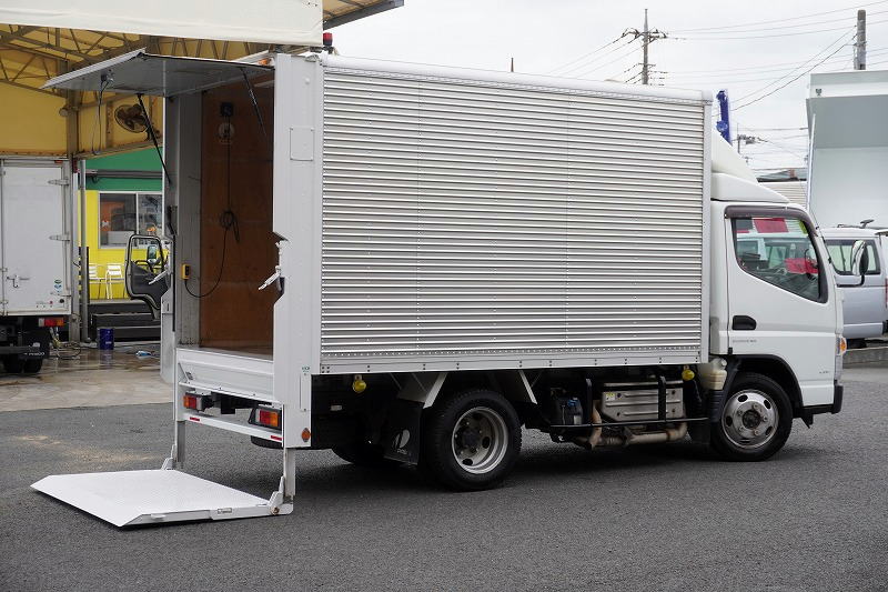 キャンター　「４ＷＤ」　１０尺　アルミバン　積載２０００ｋｇ　サイドドア　跳ね上げ式　垂直パワーゲート　導風板　通気口　全高約２．８ｍ　バックカメラ　ＥＴＣ２．０　ポータブルナビ　ワンセグＴＶ　フォグランプ　衝突軽減ブレーキ　車線逸脱警報　ＡＴ車！