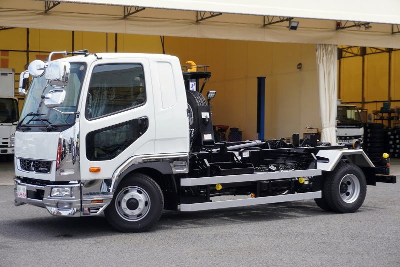 （未使用）　ファイター　４トン　「ベッド付き」　アームロール　新明和製　積載３５００ｋｇ　ツインシリンダー　キャブバックステップ　網工具入れ　坂道発進補助　バックカメラ　ＥＴＣ２．０　オートエアコン　衝突軽減ブレーキ　車線逸脱警報　メッキパーツ　６速ＭＴ！フロント画像