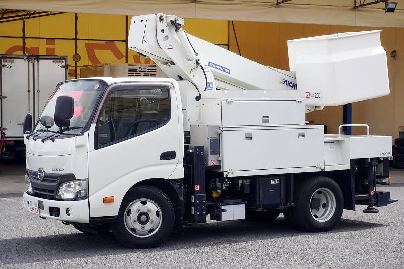 デュトロ　高所作業車　アイチ製（ＳＨ１０Ａ）　最大地上高９．９ｍ　ＦＲＰバケット　バケット積載荷重２００ｋｇ　積載２５０ｋｇ　工具入れ　ジョイスティックタイプ　アワーメーター：４５０２ｈ　左電格ミラー　電動パーキングブレーキ　バックカメラ　社外ナビ　ＥＴＣ　フォグランプ　衝突軽減ブレーキ　車線逸脱警報　電気工事仕様！ＡＴ車！