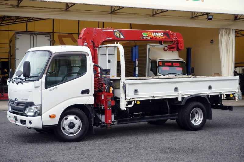 デュトロ　「標準幅　ロング」　４段クレーン　積載３０００ｋｇ　古河ユニック製　ラジコン　フックイン　２．６３ｔ吊　荷台＆鳥居下部シマ板張り　アオリ上部シマ板プロテクター付き　セイコーラック　ロープ穴３対　ＥＴＣ　衝突軽減ブレーキ　車線逸脱警報　ＡＴ車！　車検「Ｒ９年３月まで！」