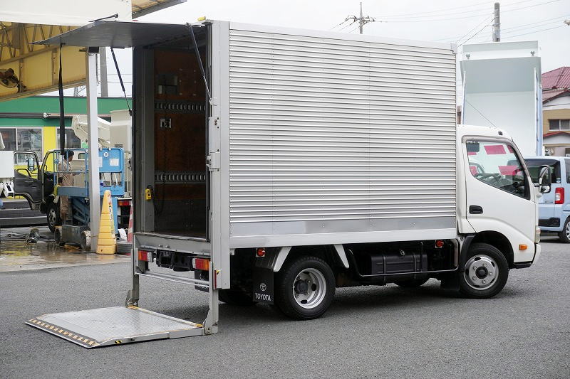 トヨエース　１０尺　アルミバン　積載２０００ｋｇ　跳ね上げ式　垂直パワーゲート　ラッシング２段　全高約３ｍ　バックカメラ　左電格ミラー　フォグランプ　キーレス　全低床　ＡＴ車！フロント画像