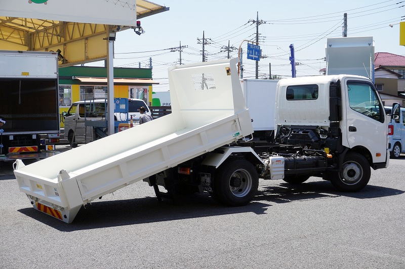 (未使用) デュトロ 「ワイド」 強化 ローダーダンプ 花見台製 三方開 積載3700kg スライド用ラジコン ダンプピン 電動パーキングブレーキ スマートキー 左電格ミラー 坂道発進補助 ルームミラー型バックカメラ クリアランスソナー LEDヘッドライト&フォグランプ 衝突軽減ブレーキ 車線逸脱警報 6速MT!車検「R9年4月まで!」フロント画像