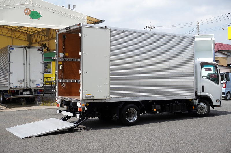 エルフ　「標準幅　ロング」　アルミバン　積載２０００ｋｇ　サイドドア　パワーゲート　リア観音扉　ラッシング２段　バックカメラ　ＥＴＣ２．０　社外ナビ　左電格ミラー　９０度ストッパー　日本フルハーフ製　ＡＴ車！フロント画像