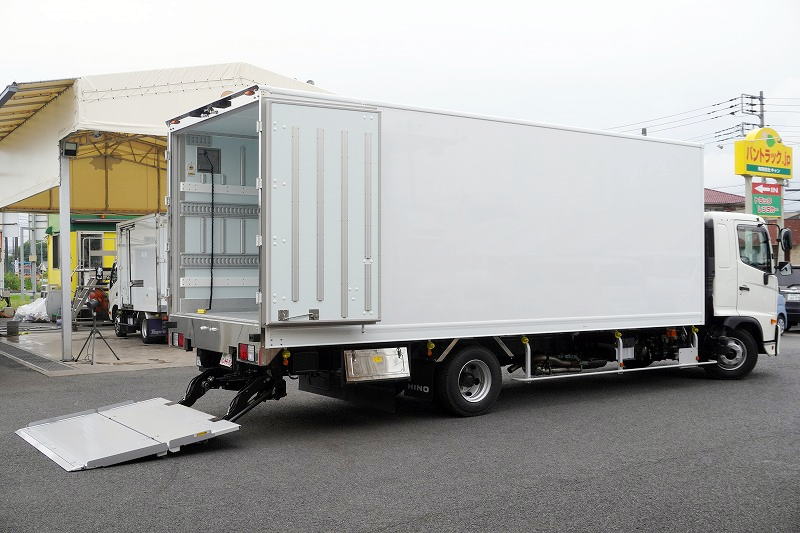 (未使用) レンジャー 4トン 「ワイド ベッド付き」 冷蔵冷凍車 積載2250kg リアエアサス 6.2m長 格納パワーゲート 観音サイドドア -30度設定 キーストン ラッシング2段 ラジコン バックカメラ 菱重製 オートエアコン 240馬力 6速MT! 車検「R9年9月まで!」フロント画像