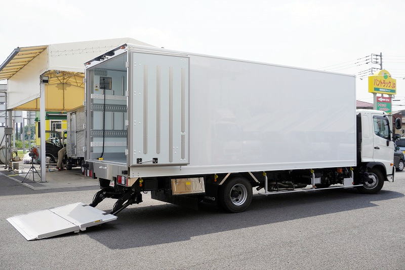 (未使用) レンジャー 4トン 「ワイド ベッド付き」 冷蔵冷凍車 積載2250kg リアエアサス 6.2m長 格納パワーゲート 観音サイドドア -30度設定 キーストン ラッシング2段 ラジコン バックカメラ 菱重製 オートエアコン 240馬力 6速MT! 車検「R9年9月まで!」フロント画像