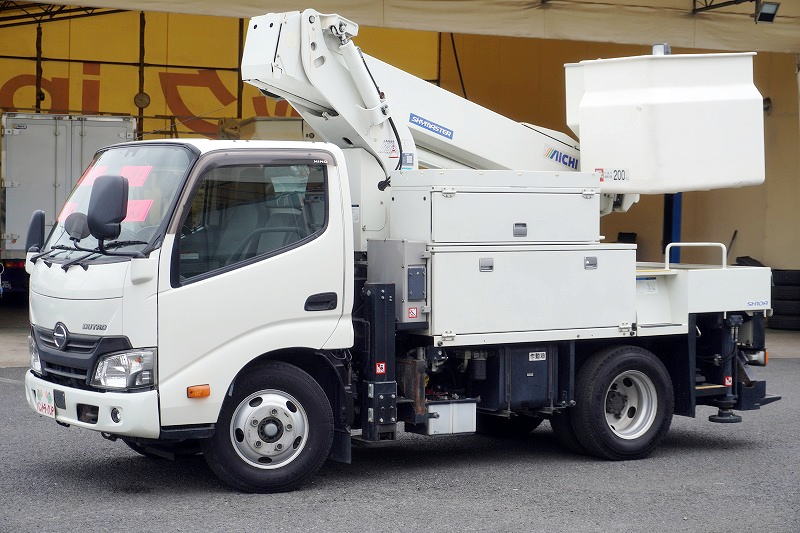 デュトロ 高所作業車 アイチ製(SH10A) 最大地上高9.9m FRPバケット バケット積載荷重200kg 積載250kg 工具入れ ジョイスティックタイプ アワーメーター:4050h ブーム自動格納 左電格ミラー 坂道発進補助 電動パーキングブレーキ バックカメラ 社外ナビ ワンセグTV LEDフォグランプ 衝突軽減ブレーキ 車線逸脱警報 電気工事仕様!5速MT!フロント画像