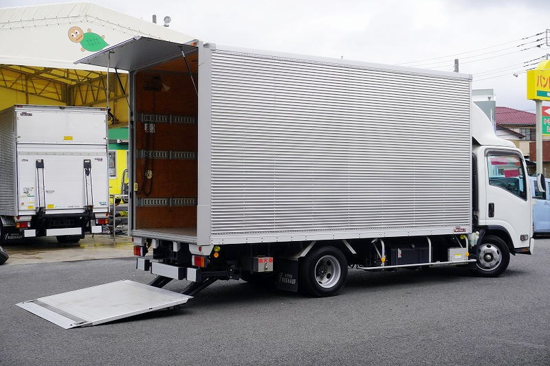 エルフ　「ワイドロング」　アルミバン　積載２０００ｋｇ　手動跳ね上げ式パワーゲート　ラッシング３段　導風板　高箱　左電格ミラー　バックカメラ　社外ナビ　ＥＴＣ２．０　ＬＥＤヘッドライト＆フォグランプ　衝突軽減ブレーキ　車線逸脱警報　日本フルハーフ製　高年式！ＡＴ車！