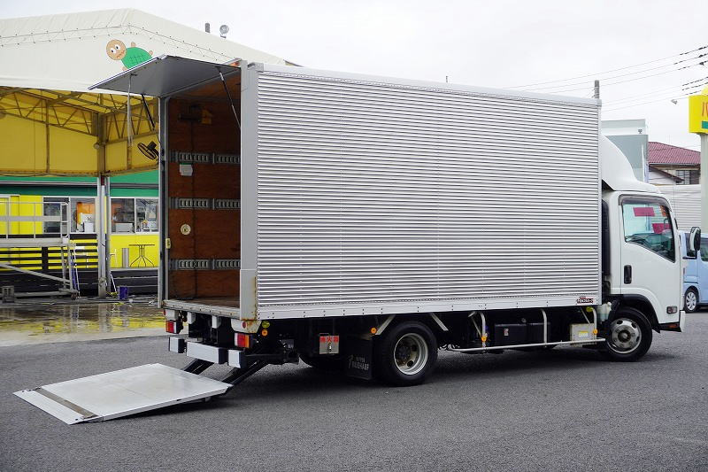 エルフ　「ワイドロング」　アルミバン　積載２０００ｋｇ　手動跳ね上げ式パワーゲート　ラッシング３段　導風板　高箱　左電格ミラー　バックカメラ　社外ナビ　ＥＴＣ２．０　ＬＥＤヘッドライト＆フォグランプ　衝突軽減ブレーキ　車線逸脱警報　日本フルハーフ製　高年式！ＡＴ車！