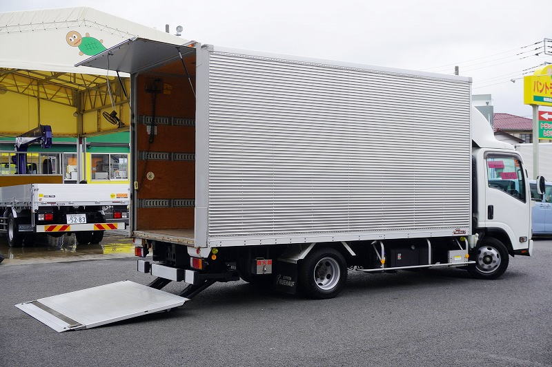 エルフ　「ワイドロング」　アルミバン　積載２０００ｋｇ　手動跳ね上げ式パワーゲート　ラッシング３段　導風板　高箱　左電格ミラー　バックカメラ　社外ナビ　ＥＴＣ２．０　ＬＥＤヘッドライト＆フォグランプ　衝突軽減ブレーキ　車線逸脱警報　日本フルハーフ製　高年式！ＡＴ車！フロント画像