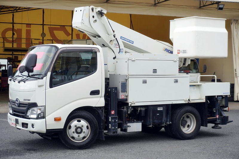 デュトロ 高所作業車 アイチ製(SH10A) 最大地上高9.9m FRPバケット バケット積載荷重200kg 積載250kg 工具入れ ジョイスティックタイプ アワーメーター:4212h ブーム自動格納 左電格ミラー 坂道発進補助 電動パーキングブレーキ バックカメラ 社外ナビ ワンセグTV LEDフォグランプ 衝突軽減ブレーキ 車線逸脱警報 電気工事仕様!5速MT!フロント画像