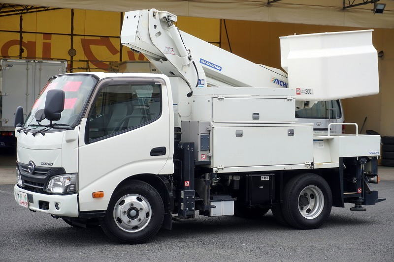 デュトロ　高所作業車　アイチ製（ＳＨ１０Ａ）　最大地上高９．９ｍ　ＦＲＰバケット　バケット積載荷重２００ｋｇ　積載２５０ｋｇ　工具入れ　ジョイスティックタイプ　アワーメーター：１７８５ｈ　ブーム自動格納　左電格ミラー　坂道発進補助　電動パーキングブレーキ　ＬＥＤフォグランプ　衝突軽減ブレーキ　車線逸脱警報　電気工事仕様！５速ＭＴ！