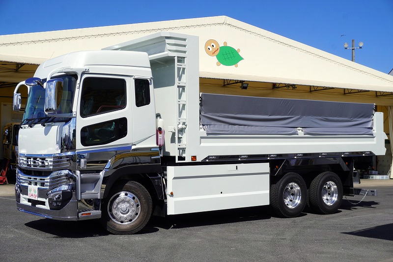 （未使用）　スーパーグレート　４２１馬力　大型　「ハイルーフ ２２ｔ　ロングダンプ」　３軸　２デフ　土砂ダンプ　６．５ｍ✕２．３５ｍ　積載９２００ｋｇ　新明和製　角底　電動コボレーン　鳥居シートデッキ＆ラダー　ＥＴＣ２．０　メッキパーツ　AＴ車！ 車検「Ｒ９年５月まで！」フロント画像