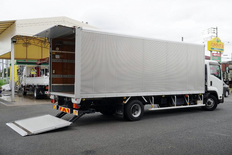 フォワード　４トン　「標準幅　ベッドレス」　アルミバン　積載３１５０ｋｇ　リーフサス　６．２ｍ長　跳ね上げ式　パワーゲート　ラッシング２段　バックカメラ　坂道発進補助　衝突軽減ブレーキ　車線逸脱警報　日本フルハーフ製　６速ＭＴ！　車検「Ｒ９年２月まで！」フロント画像