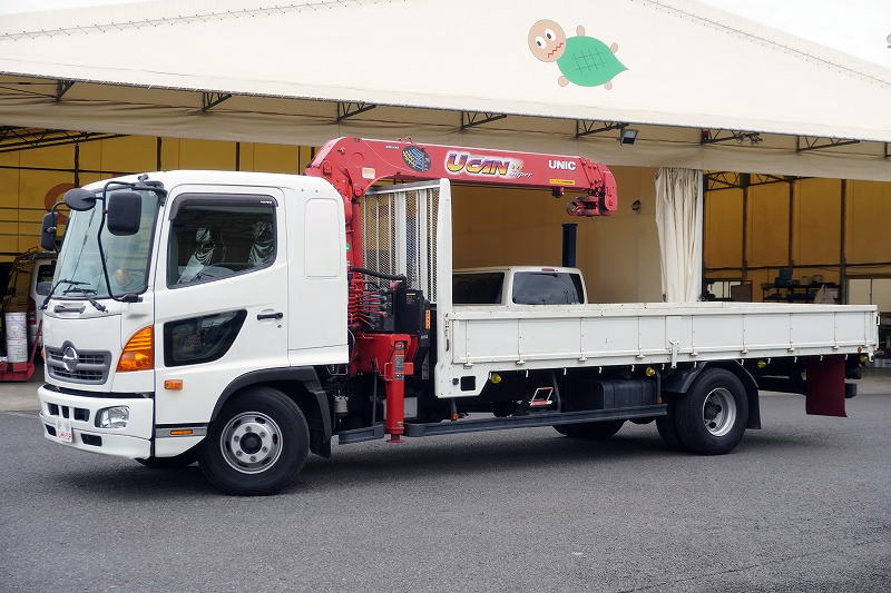 レンジャー 4トン 「標準幅 ベッド付き」 4段クレーン 積載2600kg 古河ユニック製 ラジコン フックイン 2.93t吊 5.5m長 床フック4対 セイコーラック 鳥居金網張り&下部鉄板張り 坂道発進補助 6速MT! 車検「R9年3月まで!」程度良いです!フロント画像