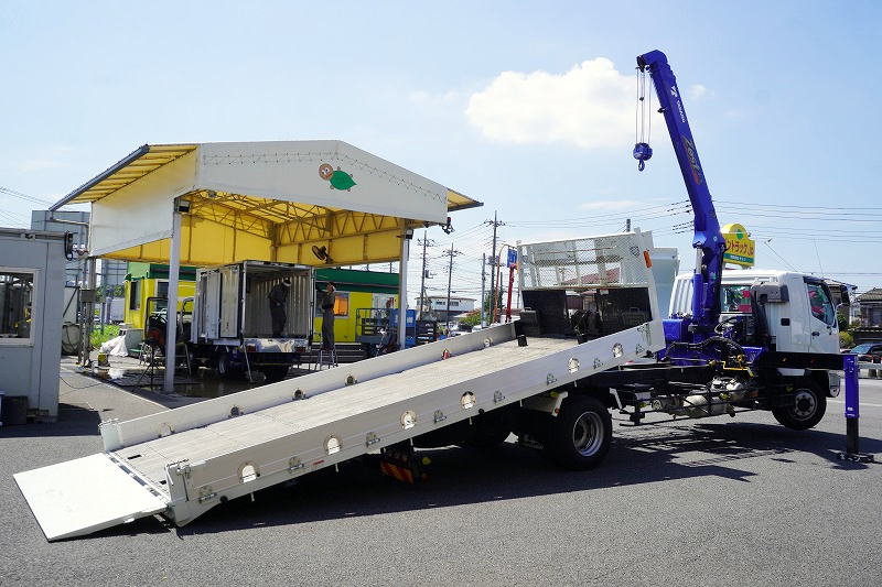 ファイター　増トン　「ワイド　ベッド付」　タダノ製４段クレーン　花見台製セーフティローダー　ウインチ付き　アルミブロック　三方開　荷台板張り　積載６０００ｋｇ　２．９３ｔ吊　ラジコン　フックイン　差し違いアウトリガー　５．８ｍ長　リア油圧ゲート　スタンション穴　床フック４対　ロープ穴６対　鳥居上部金網張り＆左右工具箱　社外ナビ　フルセグＴＶ　ＥＴＣ２．０　バックカメラ　ミラーヒーター　メッキパーツ　６速ＭＴ！高年式！低走行！　車検「Ｒ９年２月まで！」フロント画像