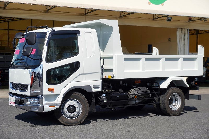 （未使用）　ファイター　増トン　「ベッド付き」　土砂ダンプ　新明和製　積載７９００ｋｇ　一方開　角底　坂道発進補助　ＥＴＣ２．０　ビニールシートカバー　オートエアコン　ＨＩＤヘッドライト　フォグランプ　メッキパーツ　衝突軽減ブレーキ　車線逸脱警報　６速ＭＴ！フロント画像