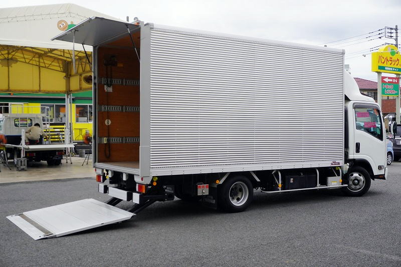 エルフ　「ワイドロング」　アルミバン　積載２０００ｋｇ　手動跳ね上げ式パワーゲート　サイドドア　ラッシング３段　導風板　高箱　左電格ミラー　バックカメラ　社外ナビ　ＥＴＣ２．０　ＬＥＤヘッドライト＆フォグランプ　衝突軽減ブレーキ　車線逸脱警報　日本フルハーフ製　高年式！ＡＴ車！フロント画像