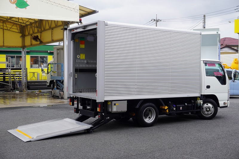 エルフ　「標準幅　セミロング」　アルミバン　積載２０００ｋｇ　大型パワーゲート　リアシャッター扉　ラッシング２段　荷台シマ板張り　箱内壁面ステンレス張り＆当て物付き　ラジコン　バックカメラ　左電格ミラー　坂道発進補助　ＬＥＤヘッドライト＆フォグランプ　衝突軽減ブレーキ　車線逸脱警報　北村製　６速ＭＴ！希少車！！フロント画像