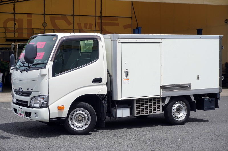 ダイナ　「標準幅　ショート」　冷蔵冷凍車　積載１０５０ｋｇ　デンソー製　低箱　全高２ｍ以下　サイドドア　荷台スノコ付き　－２２度設定　９０度ストッパー　エアリブ　バックカメラ　ＥＴＣ　左右電動ミラー　フォグランプ　ＡＴ車！新普通免許対応！希少車！！フロント画像