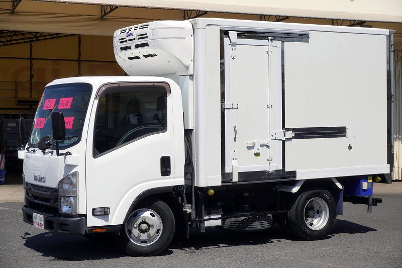 エルフ　１０尺　冷蔵冷凍車　積載３０００ｋｇ　東プレ製　サイドドア　－３０度設定　スタンバイ装置　荷台スノコ付き　送風機　エアリブ　９０度ストッパー　左電格ミラー　バックカメラ　ＥＴＣ　衝突軽減ブレーキ　車線逸脱警報　ＡＴ車！フロント画像