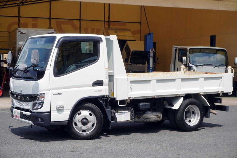 キャンター　強化ダンプ　極東製　積載３０００ｋｇ　三方開　ダンプピン　アユミ板掛け　左電格ミラー　スマートキー　ＬＥＤヘッドライト＆フォグランプ　衝突軽減ブレーキ　車線逸脱警報　フルフラットロー　低走行！５速ＭＴ！