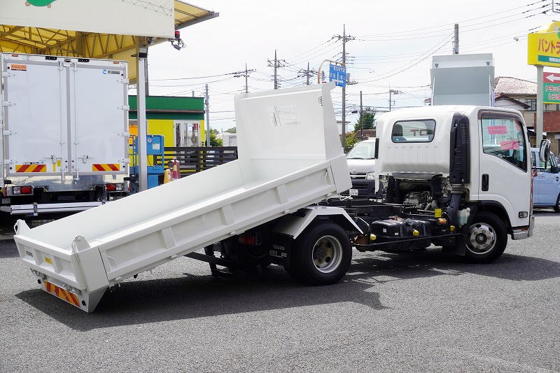 エルフ 「ワイド」 強化 ローダーダンプ 花見台製 三方開 積載3900kg スライド用ラジコン ダンプピン 左電格ミラー 坂道発進補助 キーレス フォグランプ メッキパーツ 6速MT!フロント画像