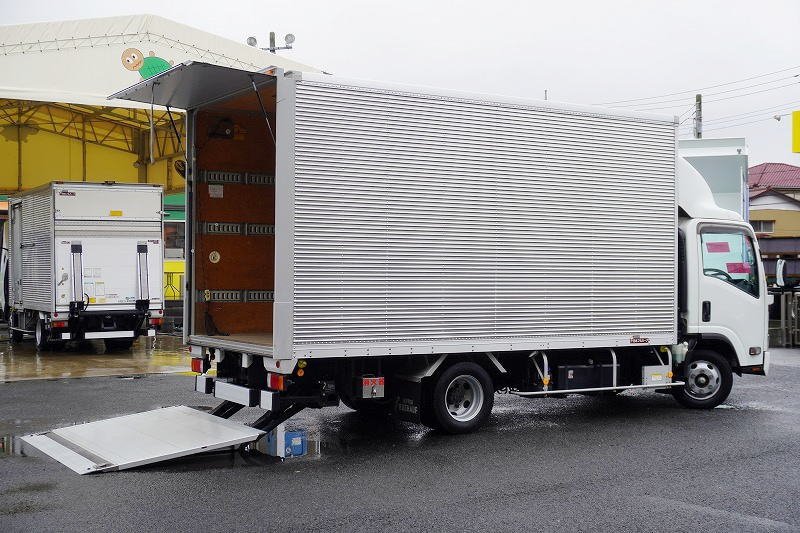 エルフ　「ワイドロング」　アルミバン　積載２０００ｋｇ　手動跳ね上げ式パワーゲート　ラッシング３段　導風板　高箱　左電格ミラー　バックカメラ　社外ナビ　ＥＴＣ２．０　ＬＥＤヘッドライト＆フォグランプ　衝突軽減ブレーキ　車線逸脱警報　日本フルハーフ製　高年式！ＡＴ車！フロント画像