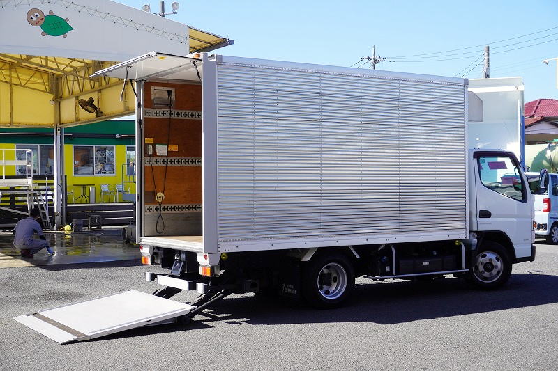 キャンター　「標準幅　セミロング」　アルミバン　積載２０００ｋｇ　サイドドア　跳ね上げ式　パワーゲート　ラッシング３段　左電格ミラー　バックカメラ　社外ナビ　ＥＴＣ　日本フルハーフ製　ＡＴ車！希少車！フロント画像