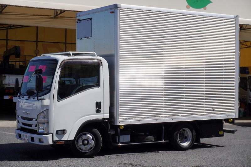エルフ　「標準幅　セミロング」　アルミバン　積載２０００ｋｇ　高箱　内高約２．４ｍ　ラッシング３段　左電格ミラー　坂道発進補助　バックカメラ　社外ナビ　ＥＴＣ２．０　箱内壁面絨毯張り　衝突軽減ブレーキ　車線逸脱警報　フォグランプ　日本フルハーフ製　５速ＭＴ！希少車！フロント画像