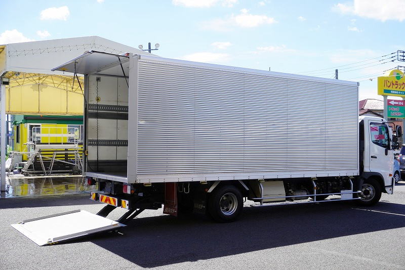 レンジャー　４トン　「ワイド　ベッドレス」　アルミバン　積載２７００ｋｇ　リーフサス　６．２ｍ長　跳ね上げ式　パワーゲート　ラッシング２段　ラジコン　バックカメラ　社外ナビ　ＥＴＣ２．０　坂道発進補助　オートエアコン　ＬＥＤヘッドライト＆フォグランプ　衝突軽減ブレーキ　車線逸脱警報　日本フルハーフ製　ＡＴ車！フロント画像