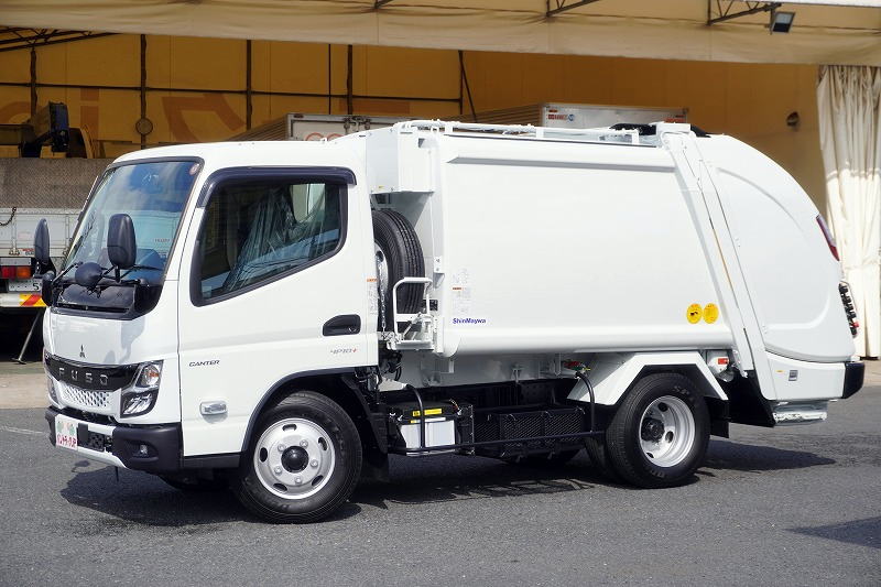 （未使用）　キャンター　「標準幅」　パッカー車　プレス式　積載２０００ｋｇ　新明和製　４．３立米　連続動作　汚水タンク　防臭扉　網工具入れ　バックカメラ　ＥＴＣ２．０　坂道発進補助　左電格ミラー　ＬＥＤヘッドライト＆フォグランプ　スマートキー　衝突軽減ブレーキ　車線逸脱警報　５速ＭＴ！　車検「Ｒ１０年７月まで！」