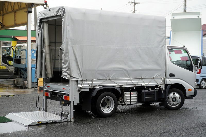 ダイナ　「標準幅　ショート　ハイブリッド」　平ボディー　幌付き　垂直パワーゲート　積載２０００ｋｇ　ＬＥＤヘッドライト＆フォグランプ　電動パーキングブレーキ　スマートキー　クリアランスソナー　左電格ミラー　ミラーヒーター　社外ナビ　ワンセグＴＶ　ＥＴＣ　バックカメラ　衝突軽減ブレーキ　車線逸脱警報　ＡＴ車！